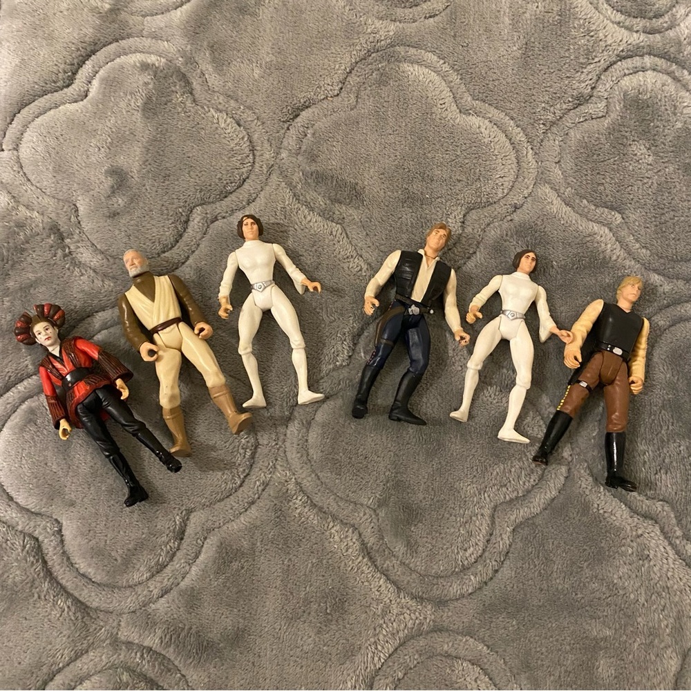 Lot of 6 Star wars collectibles mini action figures ‼️